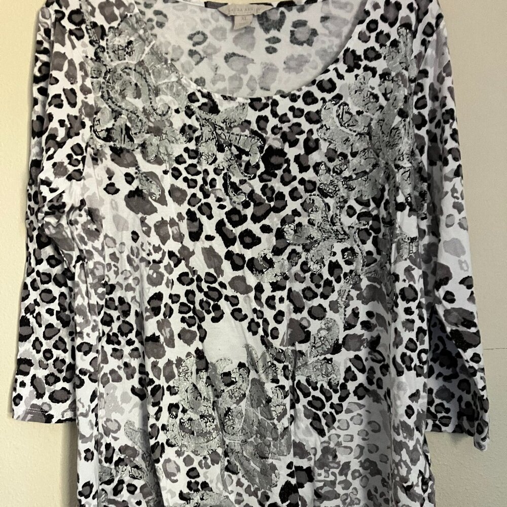 Laura Ashley Gray Leopard Ladies Top - Picture 1 of 8